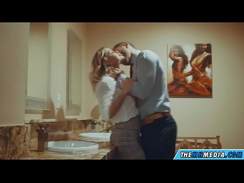 ❤️ 公衆トイレで巨乳金髪美女に誘惑されたら ️ ロシアポルノ ❌️❤
